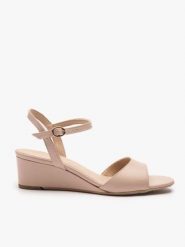 Beżowe sandały na koturnie. Brązowe sandały damskie Ryłko, bez wzorów, ze skóry, bez obcasa, na koturnie. Za 379.99 zł.