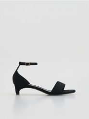 Sandały na obcasie - czarny. Czarne sandały damskie Reserved, bez wzorów, bez obcasa, na obcasie. Za 119.99 zł.