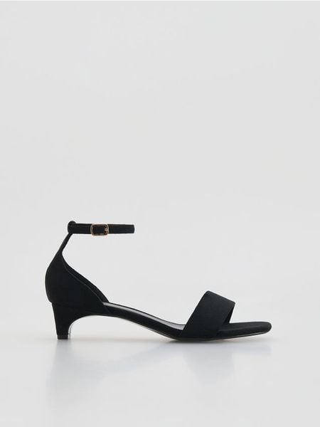 Sandały na obcasie - czarny. Czarne sandały damskie Reserved, bez wzorów, bez obcasa, na obcasie. Za 119.99 zł.