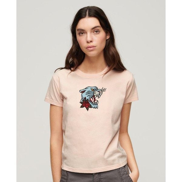 Koszulka dopasowana z haftem tatuażu. Czerwone bluzki sportowe damskie Superdry., bez wzorów, z bawełny, bez ramiączek. W wyprzedaży za 130.85 zł.