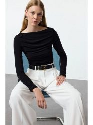 Trendyol Koszulka w kolorze czarnym rozmiar: XL. Czarne bluzki damskie Trendyol, xl, bez wzorów, bez kołnierzyka, bez ramiączek. Za 78.66 zł.