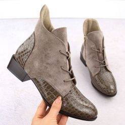 Botki damskie lakierowane kroko beżowe Potocki 12498. Brązowe botki damskie POTOCKI, z lakierowanej skóry, bez obcasa, bez zapięcia. Za 189.99 zł.