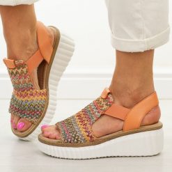 Pomarańczowe skórzane sandały damskie T.Sokolski 408. Brązowe sandały damskie Sokolski, bez wzorów, z jeansu, bez obcasa, na platformie. Za 279.00 zł.