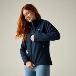 Damska kurtka Deyana Softshell. Niebieskie kurtki softshell damskie Regatta, bez wzorów, z materiału, z kapturem. Za 349.99 zł.