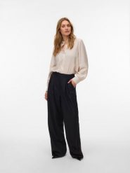 Vero Moda Koszula w kolorze kremowym rozmiar: XL. Brązowe koszule damskie Vero Moda, s, bez wzorów, z wiskozy, klasyczne, bez kołnierzyka, bez ramiączek. Za 130.99 zł.