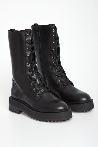 Trapery damskie skórzane AERONAUTICA MILITARE. Trapery damskie AERONAUTICA MILITARE, bez obcasa. W wyprzedaży za 860.30 zł.