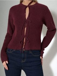 Prążkowany sweter - różowy. Czerwone swetry klasyczne damskie Sinsay, l, prążkowane, bez kołnierzyka. Za 59.99 zł.
