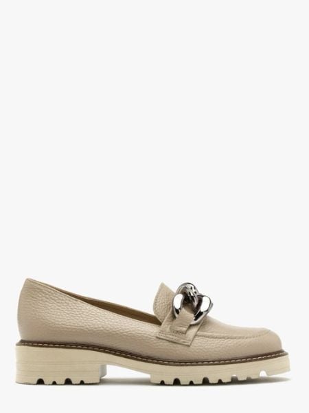 Beżowe mokasyny z ozdobnym łańcuchem. Brązowe mokasyny damskie Ryłko, ze skóry. W wyprzedaży za 279.99 zł.