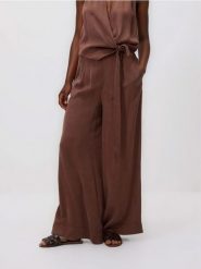 Luźne spodnie z lyocellem - brązowy. Brązowe spodnie materiałowe damskie Reserved, bez wzorów, z lyocellu. Za 139.99 zł.