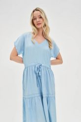 Sukienka midi z lyocell błękitna. Niebieskie sukienki damskie MOODO, l, bez wzorów, z lyocellu, bez kołnierzyka, bez ramiączek, midi. Za 179.99 zł.