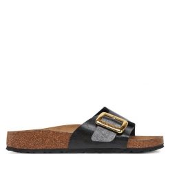 Klapki Birkenstock. Czarne klapki damskie Birkenstock, bez wzorów, bez obcasa. Za 399.99 zł.