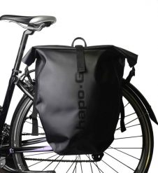 Torba tylna Hapo-G Waterproof 20 L. Czarne torebki klasyczne damskie HAPO-G, bez wzorów, bez dodatków. Za 243.54 zł.