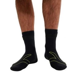 Neoprenowe Skarpety Pływackie Unisex Dla Dorosłych Do Pływania W Wodach. Czarne skarpetki męskie Speedo, bez wzorów, z materiału. Za 149.41 zł.