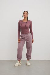 Spodnie typu jogger z HAFTEM w kolorze FOGGY DAY - NEVIS-M. Fioletowe spodnie materiałowe damskie Marsala, bez wzorów, z bawełny, eleganckie. Za 279.90 zł.