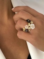 Les Petites Précieuses Pozłacany pierścionek z masą perłową i cyrkoniami rozmiar: 56. Białe pierścionki damskie Les Petites Précieuses, z cyrkonią, pozłacane. Za 304.56 zł.