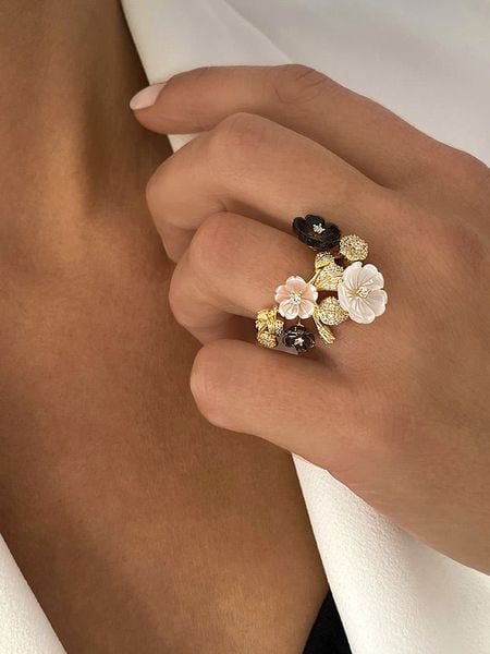 Les Petites Précieuses Pozłacany pierścionek z masą perłową i cyrkoniami rozmiar: 58. Białe pierścionki damskie Les Petites Précieuses, z cyrkonią, pozłacane. Za 292.20 zł.