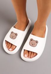 Białe Klapki Piankowe z Nadrukiem Misia na Szerokim Pasku Nelisan. Białe klapki damskie Born2be, bez wzorów, bez obcasa. W wyprzedaży za 33.99 zł.