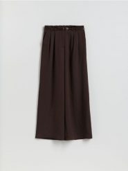 Spodnie z wiskozą - ciemnobrązowy. Brązowe spodnie materiałowe damskie Reserved, bez wzorów, z tkaniny. Za 139.99 zł.