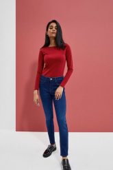 Jeansy skinny zapinane na guzik i zamek ciemnoniebieskie. Niebieskie jeansy damskie MOODO. W wyprzedaży za 27.99 zł.