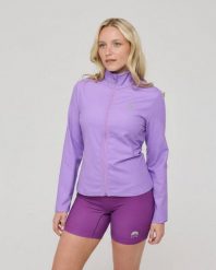 Kurtka Infinite Cropped Zipped – fioletowa. Fioletowe kurtki damskie OOSC, na zimę, l, bez wzorów, z materiału, bez kaptura. Za 245.99 zł.