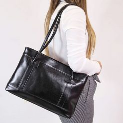 Torebka skórzana damska DAN-A T75 czarna. Czarne torebki klasyczne damskie DAN-A, bez wzorów, ze skóry, bez dodatków. Za 399.99 zł.