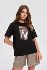 Bawełniany t-shirt z nadrukiem czarny. Czarne t-shirty damskie MOODO, bez wzorów, z bawełny, bez kołnierzyka. Za 49.99 zł.