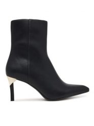 Armani Exchange Botki XW001645 AF13876 UC001 Czarny. Czarne botki damskie Armani Exchange, ze skóry, bez obcasa, na szpilce, bez zapięcia. Za 1,009.00 zł.