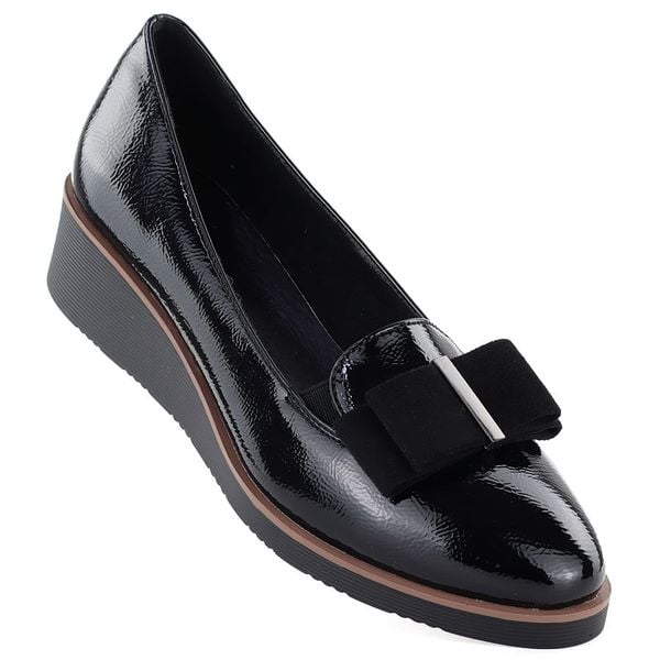 Półbuty damskie lakierowane na podwyższeniu czarne Vinceza 58630. Czarne półbuty damskie VINCEZA, bez wzorów, z lakierowanej skóry, bez obcasa, na koturnie. Za 149.99 zł.