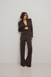 Klasyczne spodnie o prostym kroju w kolorze DARK BROWN - FORTH-XS. Brązowe spodnie materiałowe damskie Marsala, bez wzorów, z elastanu, eleganckie. Za 399.90 zł.