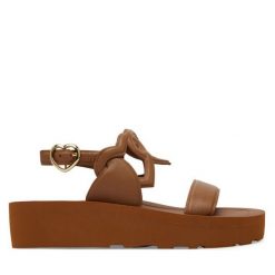 Sandały LOVE MOSCHINO. Brązowe sandały damskie Love Moschino, bez wzorów, bez obcasa, na płaskiej podeszwie. Za 669.99 zł.