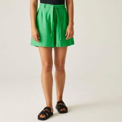 Damskie spodenki Sabela II. Zielone szorty damskie Regatta, bez wzorów, z bawełny, sportowe. W wyprzedaży za 204.00 zł.