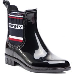 Kalosze TOMMY HILFIGER - Tommy Elastic Rain Boot FW0FW03836 Black 990. Czarne kalosze damskie Tommy Hilfiger, bez wzorów, z materiału. W wyprzedaży za 209.00 zł.