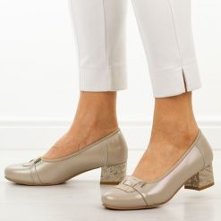 Złote skórzane czółenka damskie Potocki 19409. Żółte czółenka damskie POTOCKI, bez wzorów, ze skóry, z okrągłym noskiem, bez obcasa, na obcasie. W wyprzedaży za 192.72 zł.