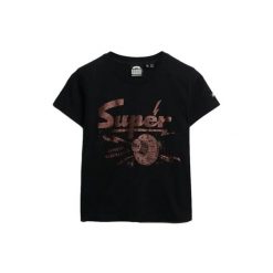 Damska dopasowana koszulka Superdry Band Merch. Czarne bluzki damskie Superdry., bez wzorów, bez kołnierzyka, bez ramiączek. W wyprzedaży za 135.70 zł.