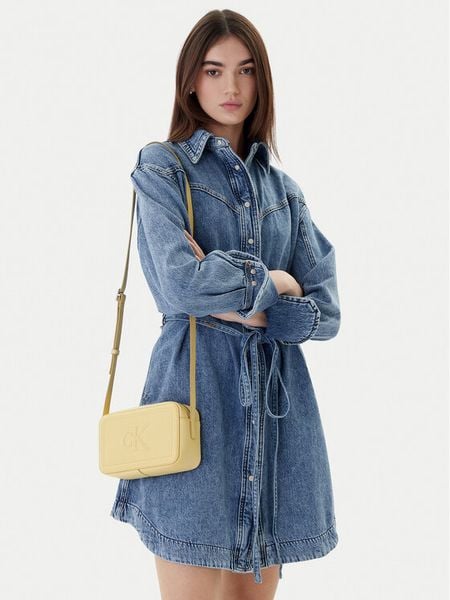 Calvin Klein Torebka Bold Ck Camera Bag LV04F3220G Żółty. Żółte listonoszki damskie CALVIN KLEIN, bez wzorów, ze skóry, bez dodatków. Za 239.99 zł.