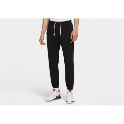 Spodnie sportowe męskie Nike Standard Issue. Brązowe spodnie dresowe męskie Nike, z dresówki. Za 362.00 zł.