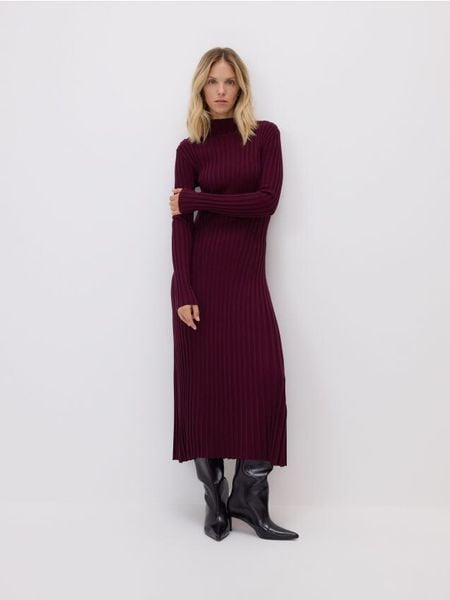 Sukienka maxi - ciemnofioletowy. Fioletowe sukienki damskie Reserved, l, bez wzorów, z dzianiny, bez kołnierzyka, bez ramiączek, maxi, dopasowane. Za 229.99 zł.