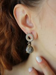 Pierres delicates Pozłacane kolczyki-wkrętki z jaspisami i cyrkoniami rozmiar: onesize. Szare kolczyki damskie Pierres delicates, z cyrkonią, pozłacane. Za 43.99 zł.