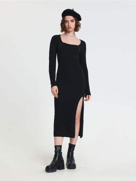 Sukienka midi - czarny. Czarne sukienki damskie Sinsay, l, bez wzorów, bez kołnierzyka, bez ramiączek, midi, dopasowane. Za 79.99 zł.