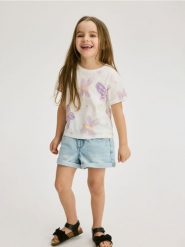 Bawełniany t-shirt we wzory - wielobarwny. Koszulki dziewczęce Reserved, m, bez wzorów, z bawełny, bez ramiączek. W wyprzedaży za 19.99 zł.