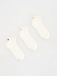 Skarpetki z haftem 3 pack - złamana biel. Skarpetki damskie Reserved, bez wzorów. Za 49.99 zł.