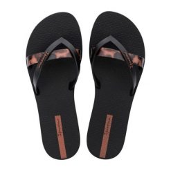 Japonki Ipanema Kirei Chic 83673 BB740 czarne. Czarne klapki damskie bez wzorów, z materiału, bez obcasa. Za 137.18 zł.