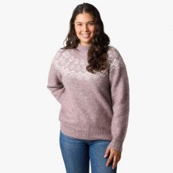 Sweter damski Swedemount Lofoten Wool Knit W. Fioletowe swetry klasyczne damskie SWEDEMOUNT, z tkaniny, bez kołnierzyka. Za 249.99 zł.
