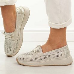 Srebrne ażurowe skórzane półbuty damskie T.Sokolski 656. Szare półbuty damskie Sokolski, w ażurowe wzory, z jeansu, casualowe, z okrągłym noskiem, bez obcasa, na płaskiej podeszwie. Za 219.00 zł.