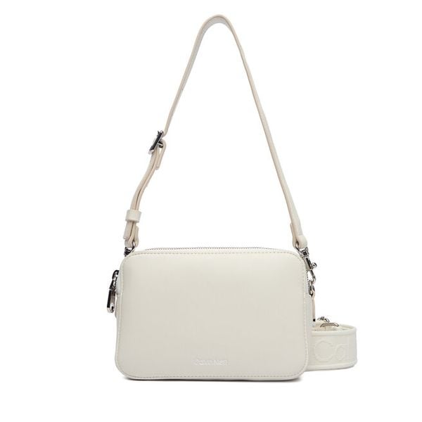 Torebka Calvin Klein. Białe torebki klasyczne damskie CALVIN KLEIN, bez wzorów, bez dodatków. Za 299.99 zł.