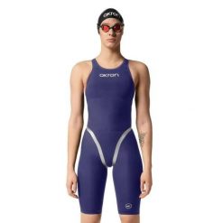 Kombinezon Z Nogawkami Akron Ultraskin Light Kneesuit – Fioletowy – Rozmiar 18. Czerwone kombinezony damskie AKRON, bez wzorów, z elastanu, klasyczne, bez kołnierzyka, bez ramiączek. Za 814.90 zł.
