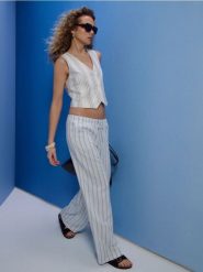 Spodnie wide leg z domieszką lnu - błękitny. Niebieskie spodnie materiałowe damskie Sinsay, bez wzorów. Za 49.99 zł.