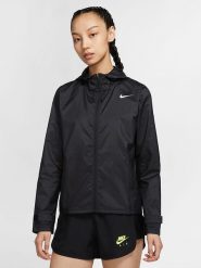 Nike Kurtka w kolorze czarnym do biegania rozmiar: M. Czarne kurtki do biegania damskie Nike, m, bez wzorów, z materiału, bez kaptura. Za 263.53 zł.