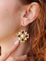 L'Atelier de Gaia Pozłacane kolczyki z ametystami i perłami rozmiar: onesize. Fioletowe kolczyki damskie L'Atelier de Gaia, z ametystem, pozłacane, z zapięciem typu bigiel. Za 60.99 zł.