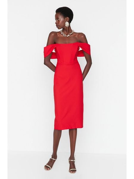 Trendyol Sukienka w kolorze czerwonym rozmiar: 34. Czerwone sukienki damskie Trendyol, bez wzorów, bez kołnierzyka, bez ramiączek, midi. Za 74.46 zł.
